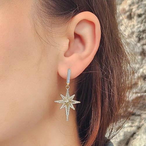 Ema Taşlı Kuzey Yıldızı Sallantılı Altın Küpe